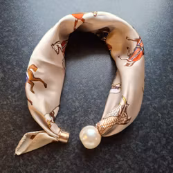 Scarf med magnetiskt pärllås – Sand & Springare