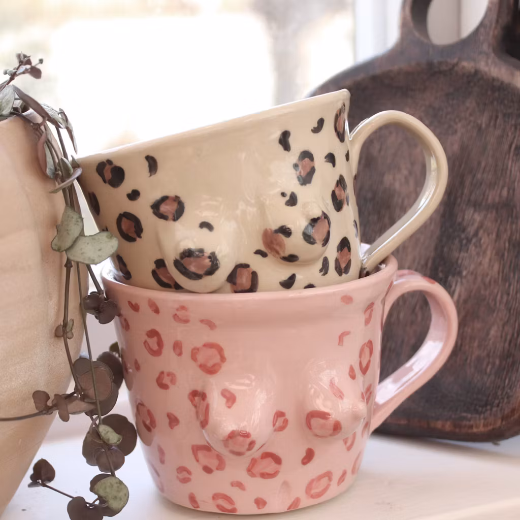 Bröstkoppen, leopardmönstrad natur och rosa