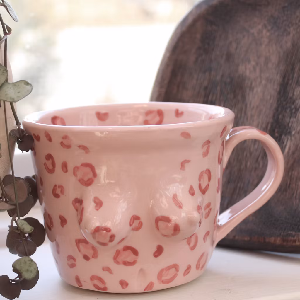 Bröstkoppen, leopardmönstrad natur och rosa