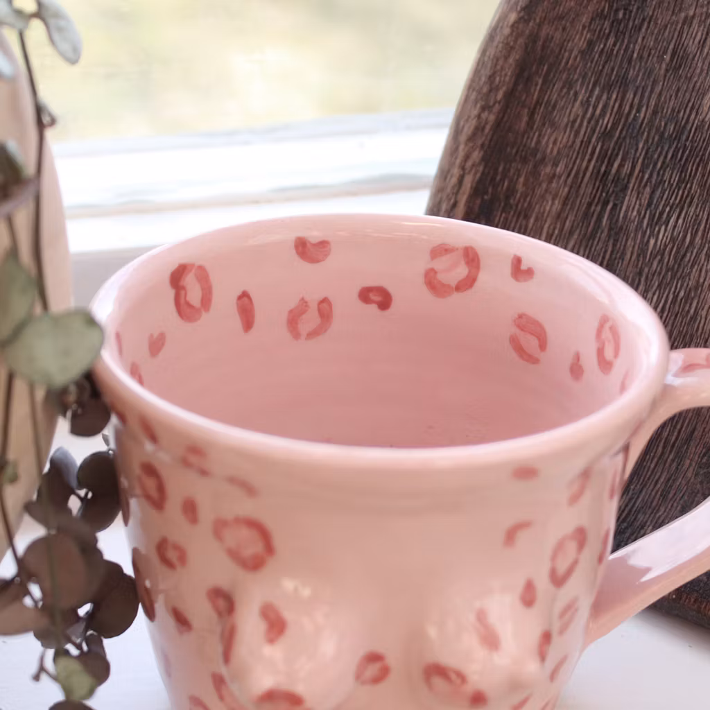 Bröstkoppen, leopardmönstrad natur och rosa