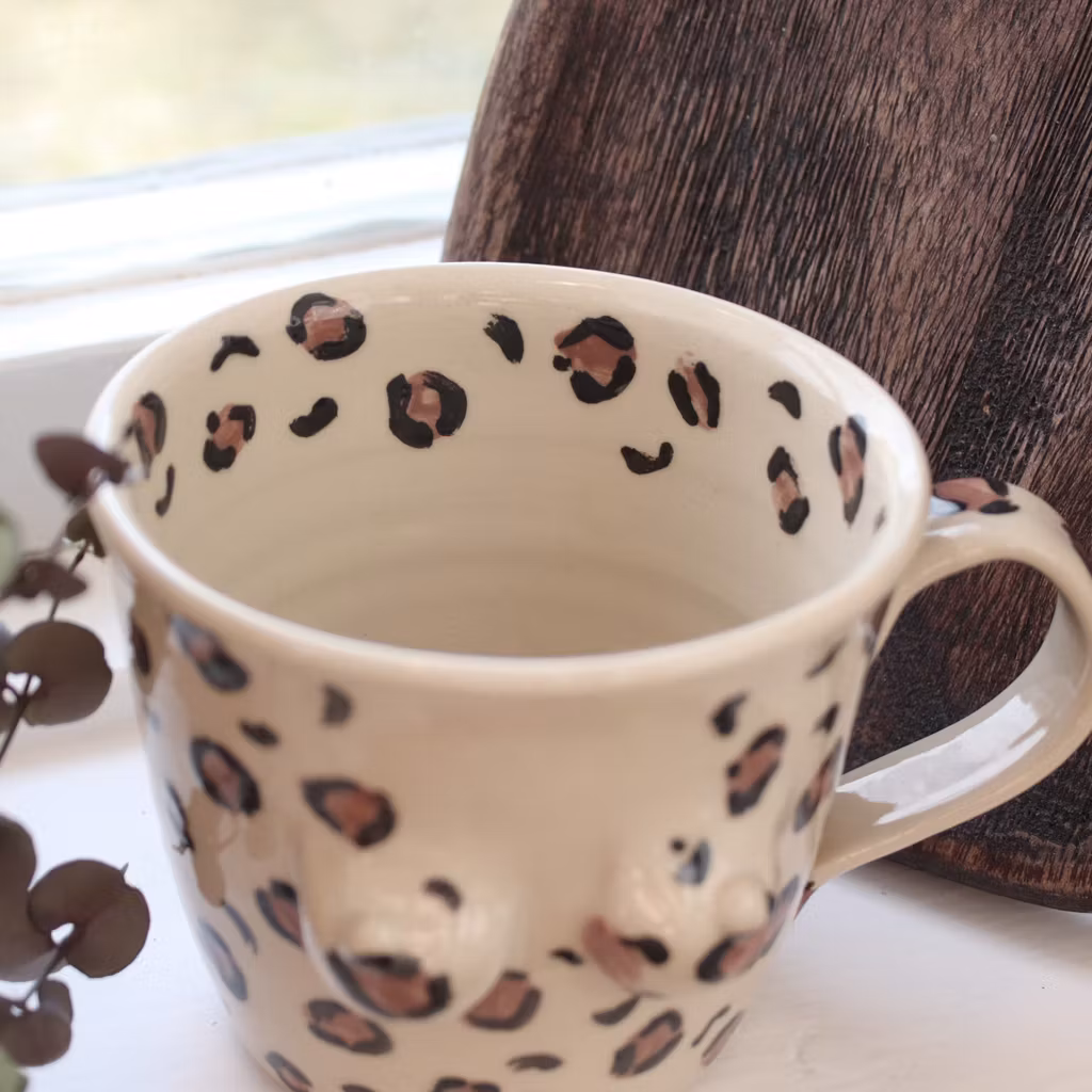 Bröstkoppen, leopardmönstrad natur och rosa