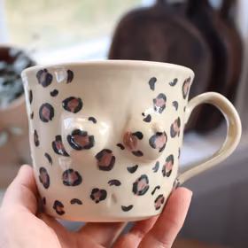 Bröstkoppen, leopardmönstrad natur och rosa