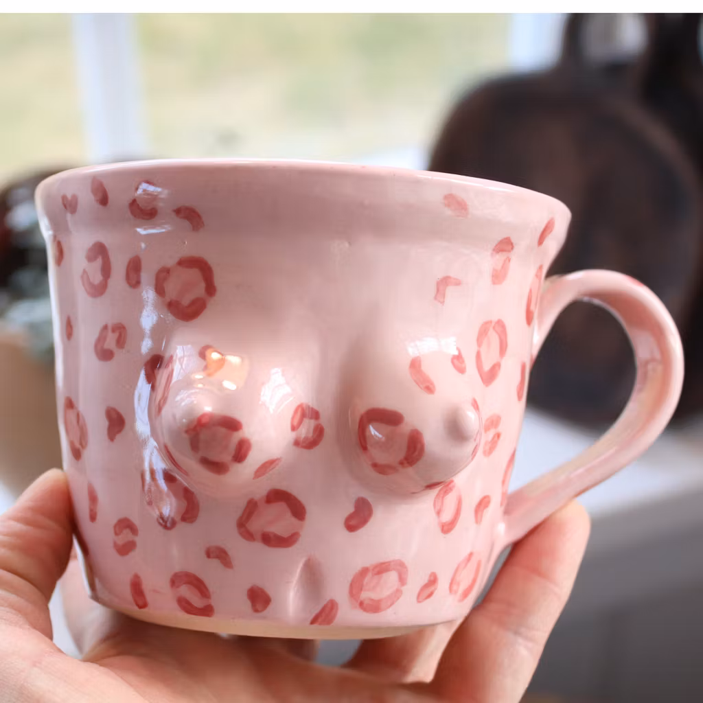 Bröstkoppen, leopardmönstrad natur och rosa