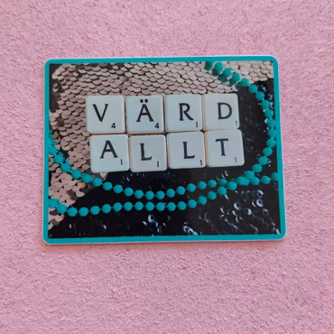 Klistermärke - VÄRD ALLT (fyrkantig)