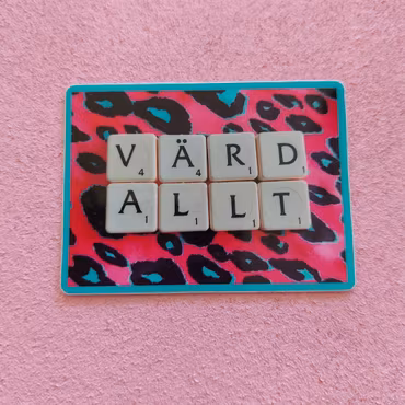 Klistermärke - VÄRD ALLT (fyrkantig rosa)