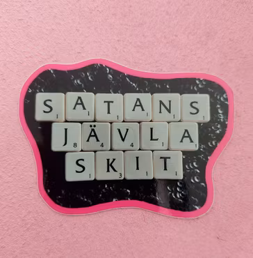 Klistermärke - SATANS JÄVLA SKIT (röd kant)