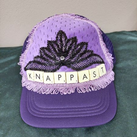 HATS OFF - KNAPPAST