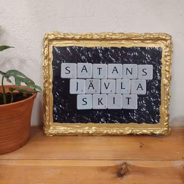 TAVLA med print - Satans jävla skit (guld)