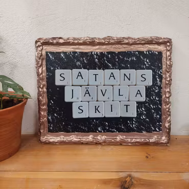 TAVLA med print - Satans jävla skit (brons)
