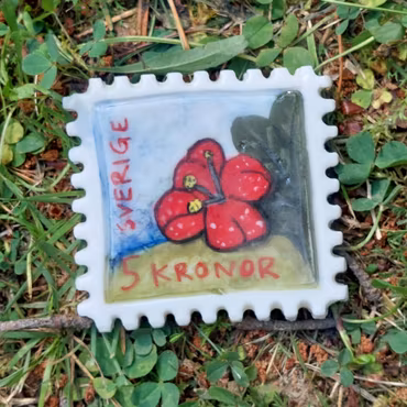 FRIMÄRKE i porslin - Röd blomma
