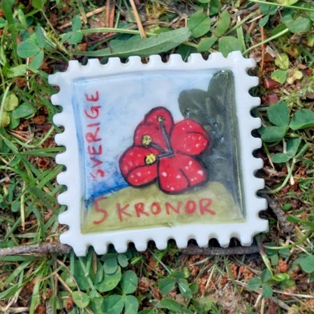 FRIMÄRKE i porslin - Röd blomma