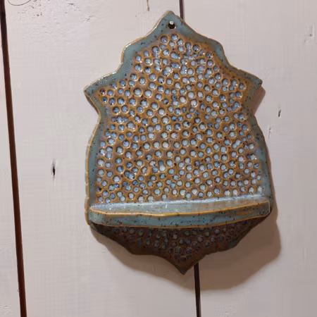 Vägghängd altar-hylla för ljus/skatter (1)