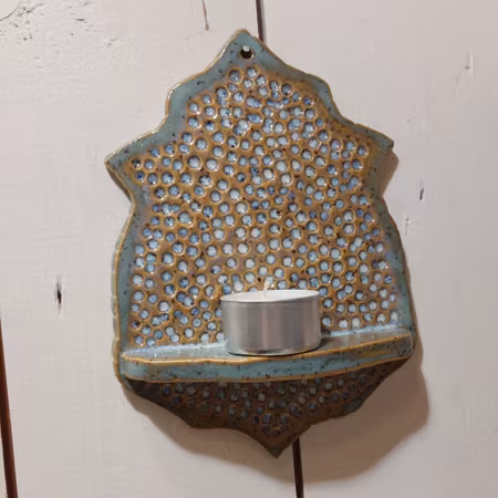 Vägghängd altar-hylla för ljus/skatter (1)