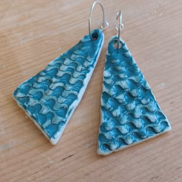 Örhängen - porslin - gräddig grön