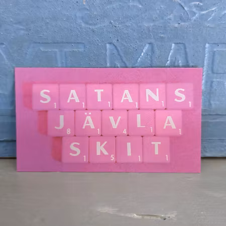 MAGNET - "SATANS JÄVLA SKIT" (dimmig rosa)