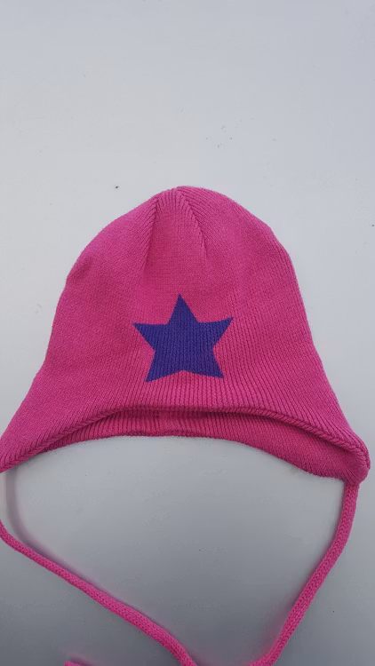 Mössa 307B, rosa med stjärna från Villervalla-