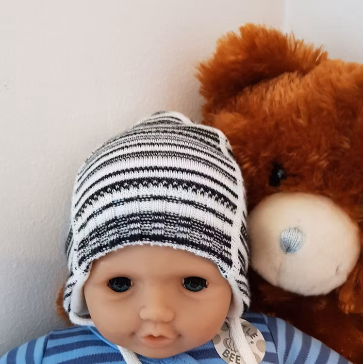 Babymössa 95572 svart-vit randig från MaxiMo-