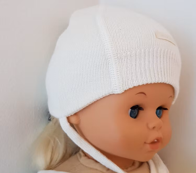 Vit babymössa 55571 från MaxiMo-