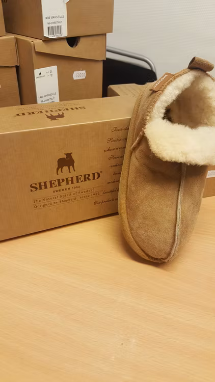 Fårskinnstoffel från Shepherd of Sweden-