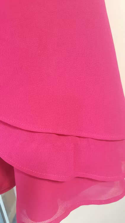 Cerise festklänning från Kids Up med trasig maska