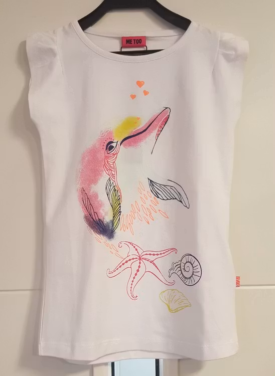 Vit t-shirt med delfin. Fie-50 från Me Too.