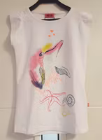 Vit t-shirt med delfin. Fie-50 från Me Too.