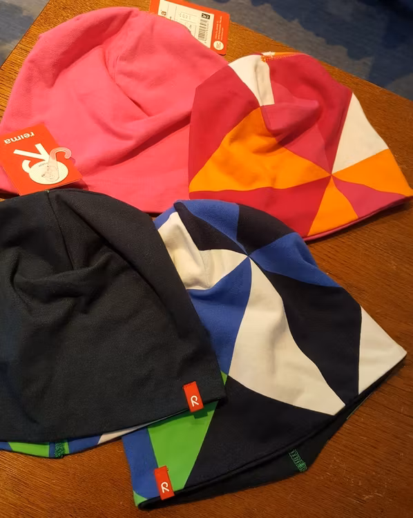 Vändbar mössa Beanie 528449 från Reima-