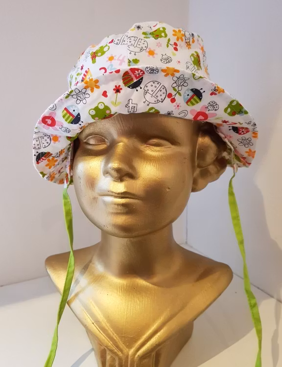Blommig solhatt UV 30 från Maximo-