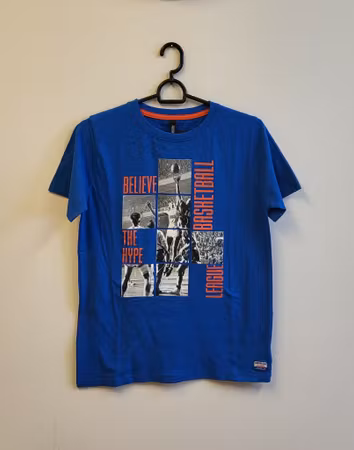 Blå t-shirt Kaino-24 från Next Level.