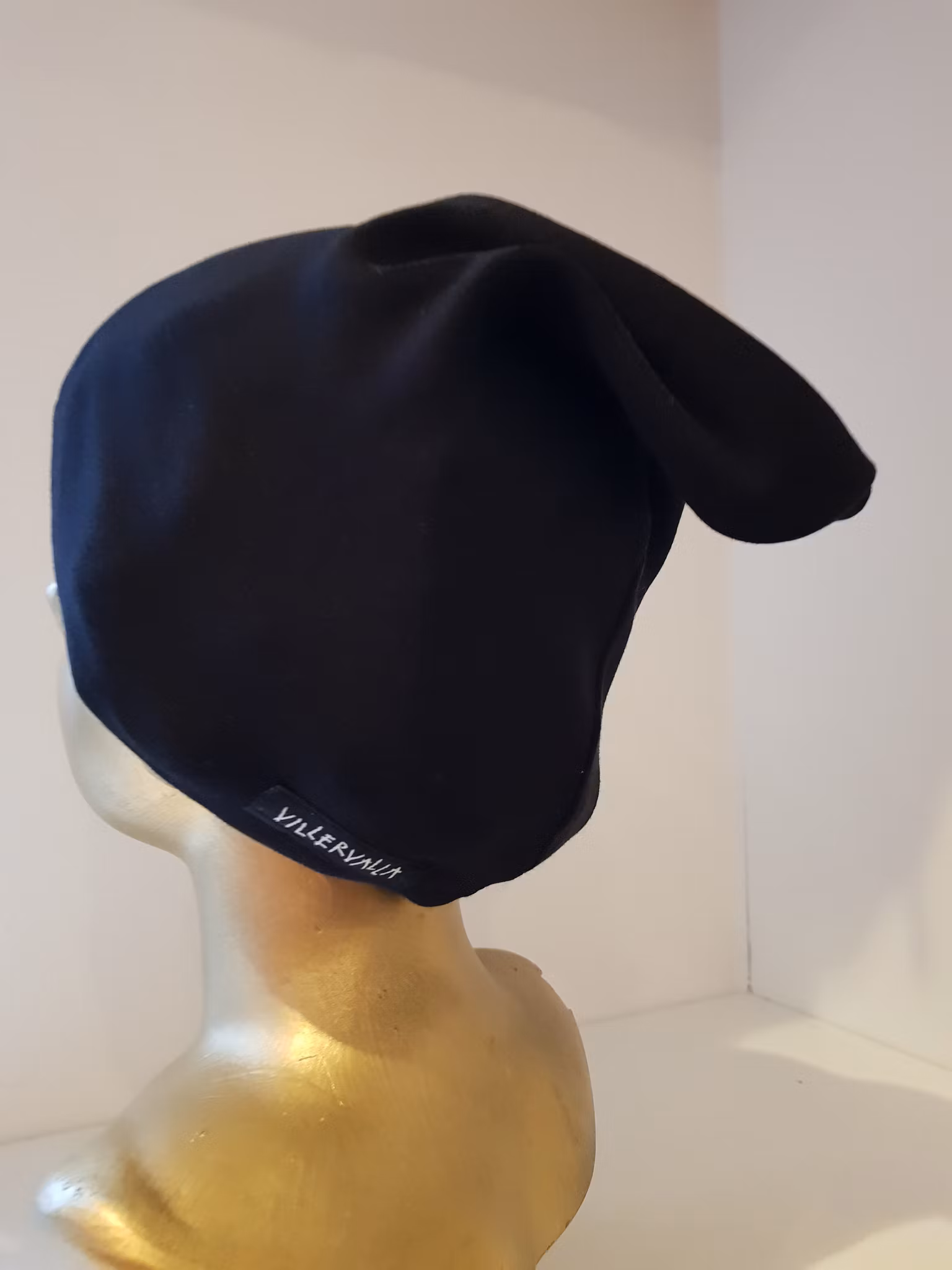 Svart mössa 108B från  Villervalla