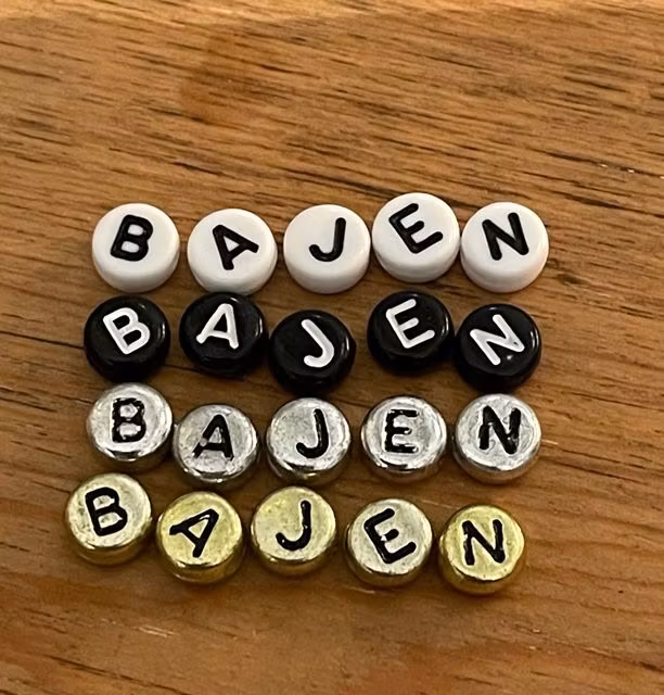 Pärlarmband BAJEN grönvitgrön