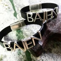 Bajenbokstäver på platt läder