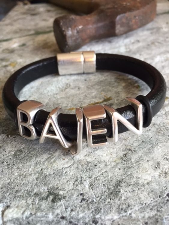 Bajenbokstäver på tjockt regalizeläder