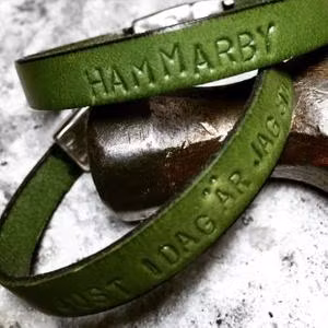 Stansat direkt på lädret