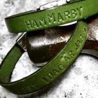 Stansat direkt på lädret