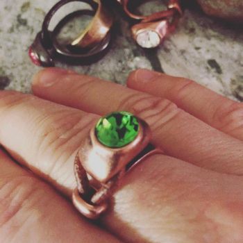 Ring med swarovskisten o läder
