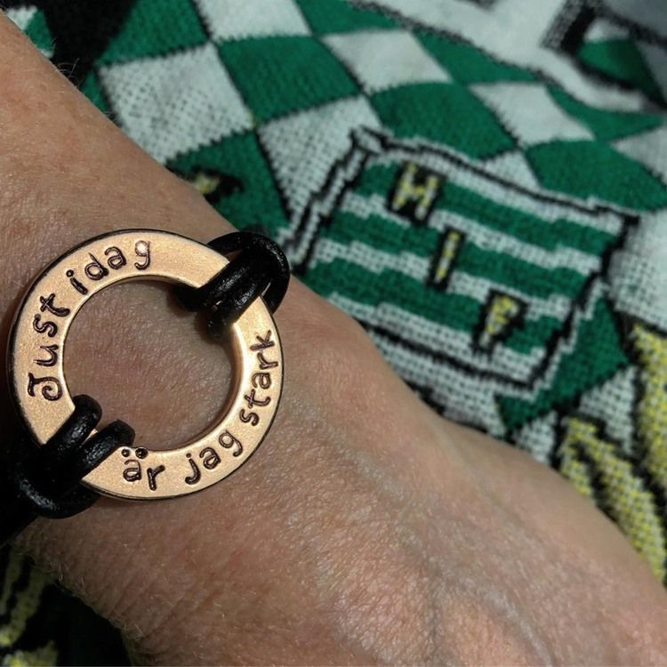 Stansat RingArmband - med din text