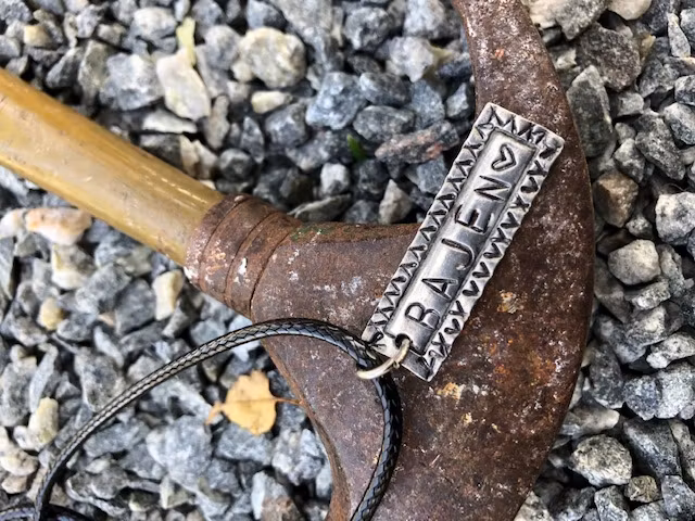 Tennberlock handstansad