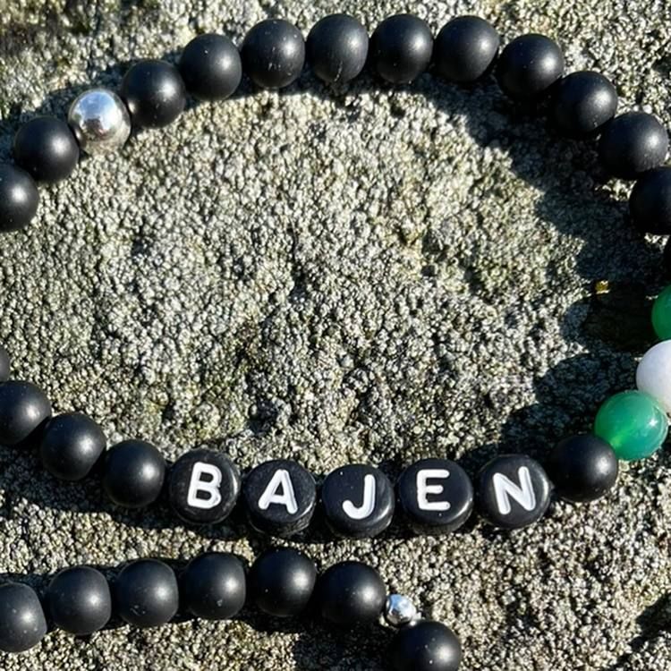Pärlarmband BAJEN grönvitgrön