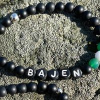 Pärlarmband BAJEN grönvitgrön