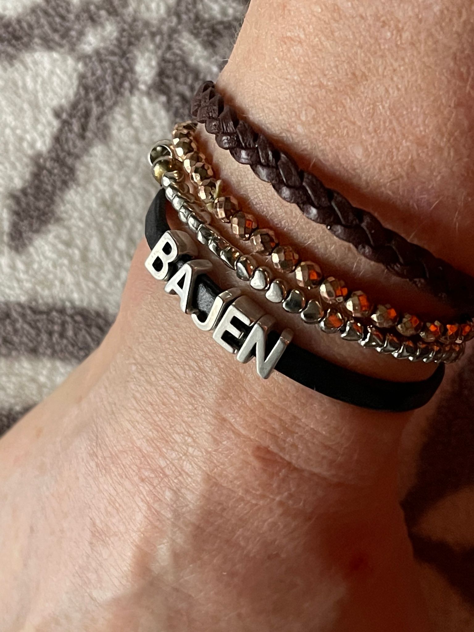 Bajenbokstäver på smalt platt läder