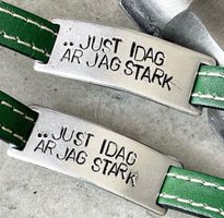 Grönt läder med söm