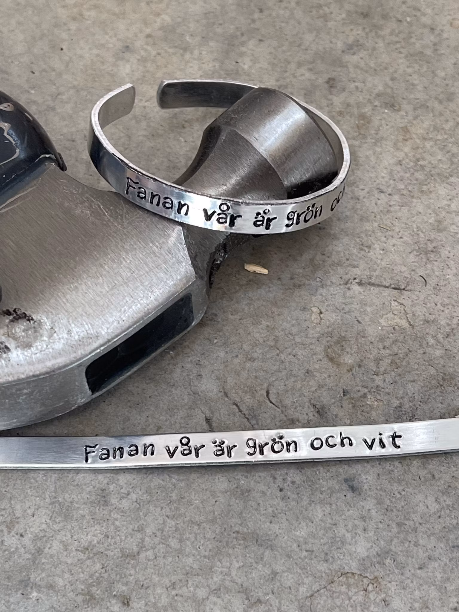 Stansat Aluminium eller KopparArbmand - Egen text