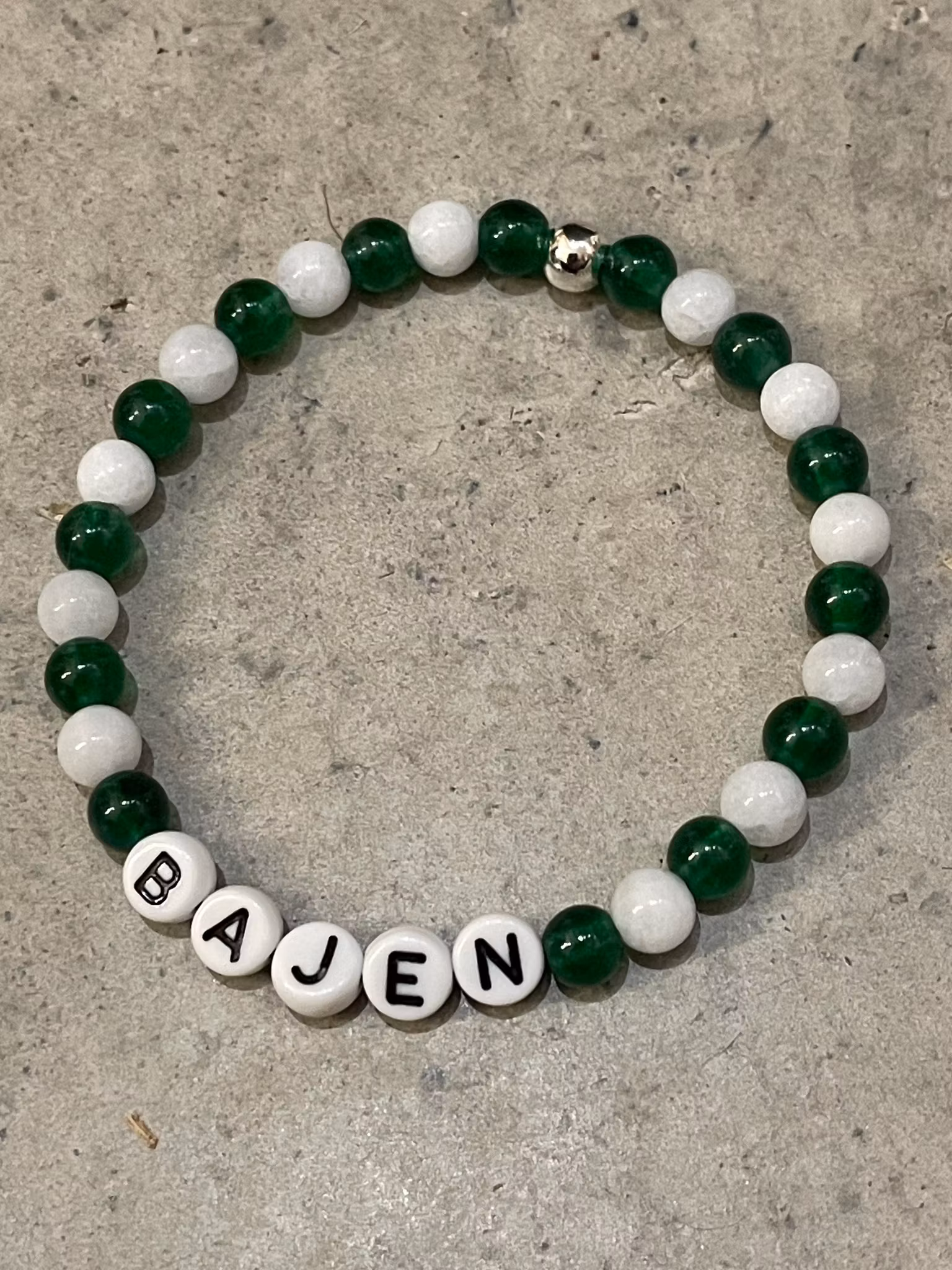 Pärlarmband BAJEN grönvitgrön