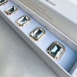 Knappsmycke rektangulär vit kristall