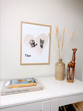 Fot- och handavtryckstavla för barn – Hjärta beige
