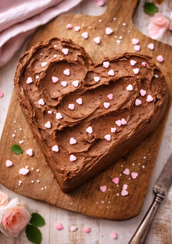BEST.FRIST 11.02 kl 15.00: Hjerteformet Sjokoladekake med dryss av hjerter (hentes lørdag 14.02)