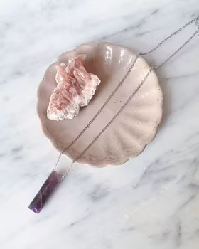 Halsband i rostfritt stål med berlock i ametist