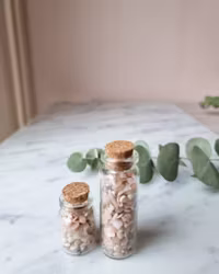 Glasflaska med kristallchips, rosa opal