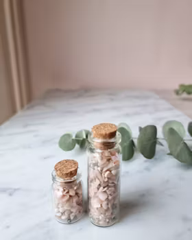 Glasflaska med kristallchips, rosa opal